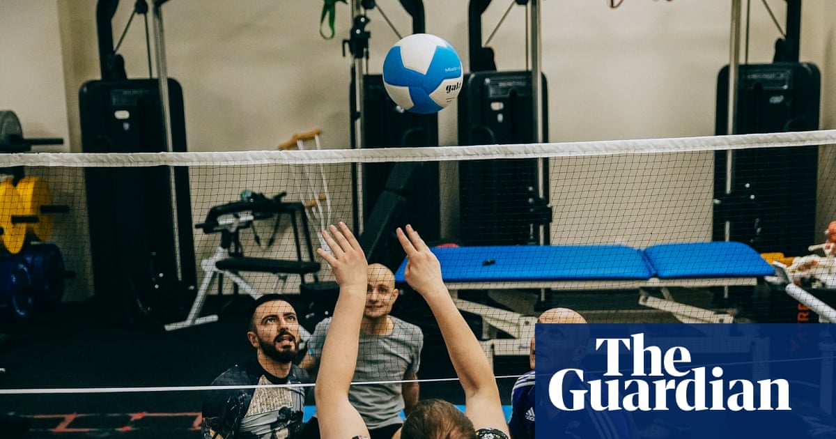 UK Medical Staff Support Ukrainian Amputees in Kyiv Rehabilitation Centre image from theguardian.com