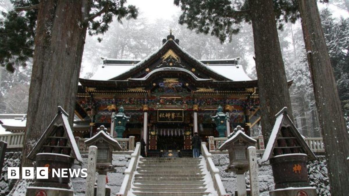 Heavy Snowfall Forces Over 100 to Shelter Overnight at Mitsumine Shrine in Saitama image from bbc.co.uk