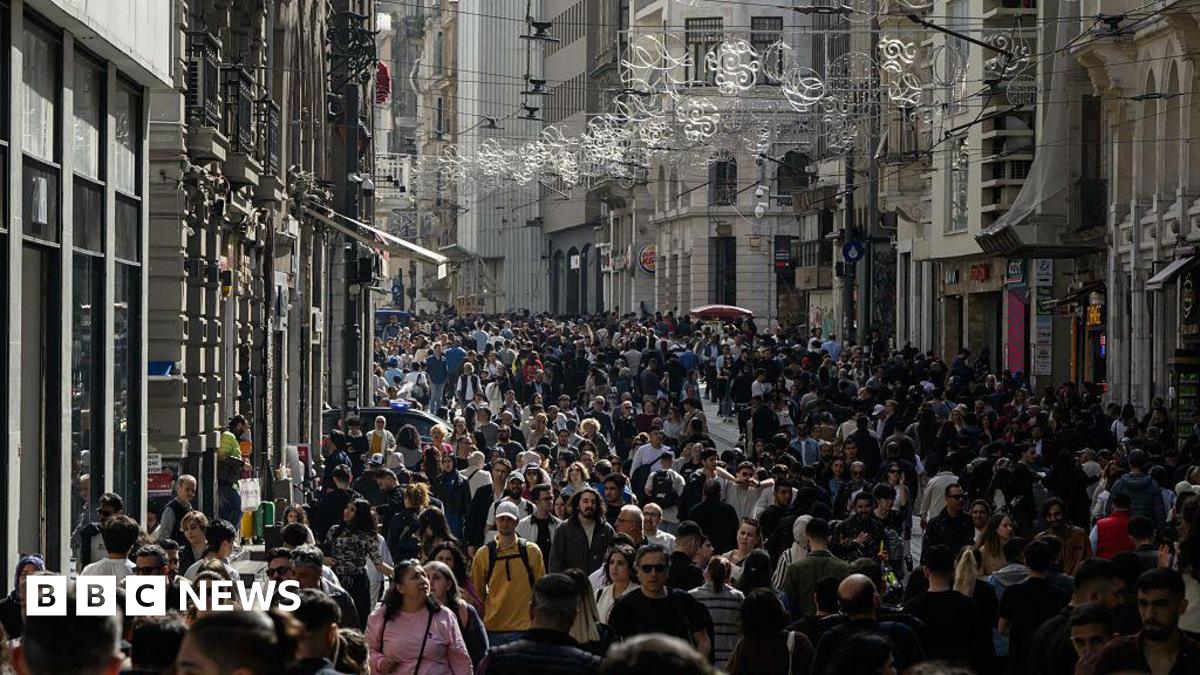 115 IS suspects detained in Istanbul raids; security concerns heightened amid Christmas and New Year image from bbc.co.uk