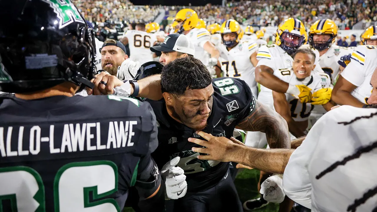 Hawaii Pulls Off Dramatic Comeback to Defeat California 35-31 in Hawaii Bowl image from foxnews.com