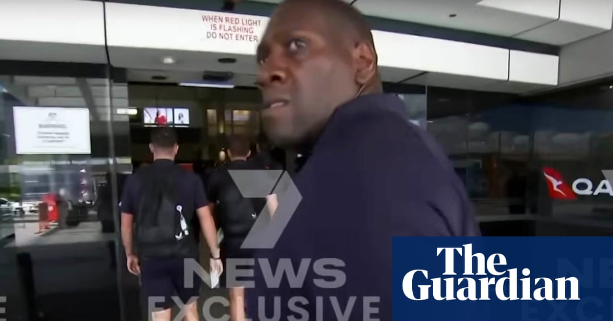 Incident at Brisbane Airport Highlights Tensions Between England Cricket Team and Media During Ashes Tour image from theguardian.com